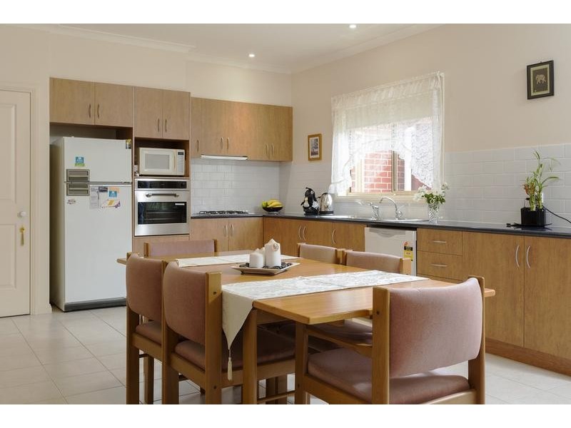 28 Davey Close, Flora Hill VIC 3550