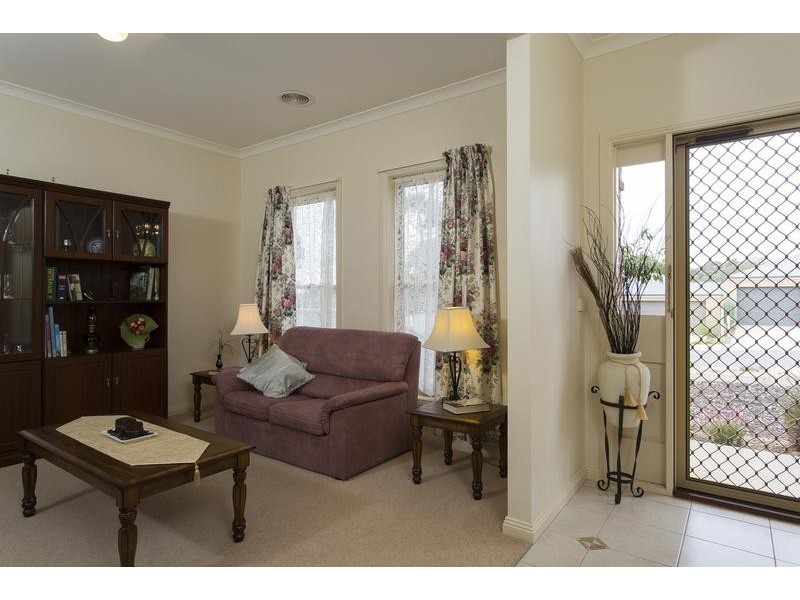 28 Davey Close, Flora Hill VIC 3550