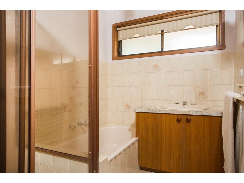 1/4 Mayer Court, Strathdale VIC 3550