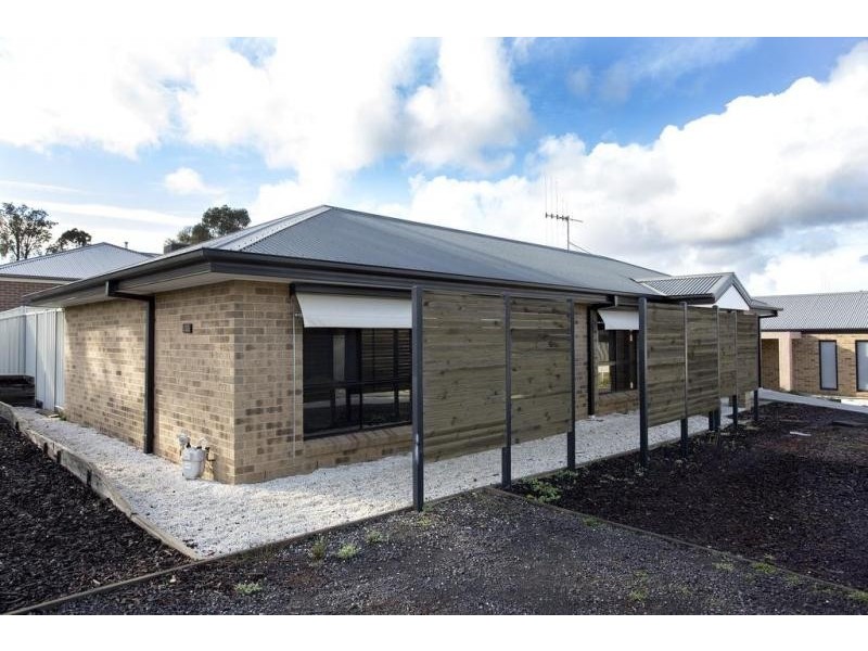 1/215 Aspinall Street, Kangaroo Flat VIC 3555