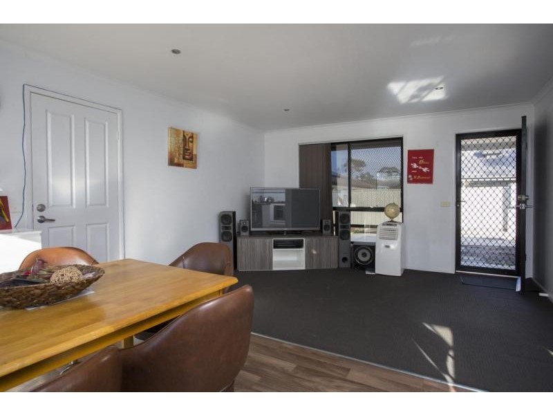 1/215 Aspinall Street, Kangaroo Flat VIC 3555