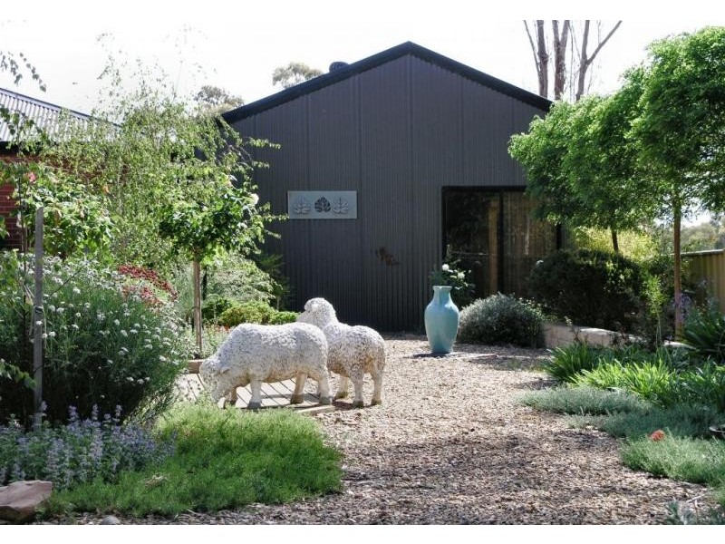 42 Pioneer Drive, Maiden Gully VIC 3551