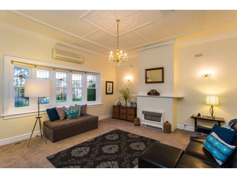 4 Reginald Street, Quarry Hill VIC 3550