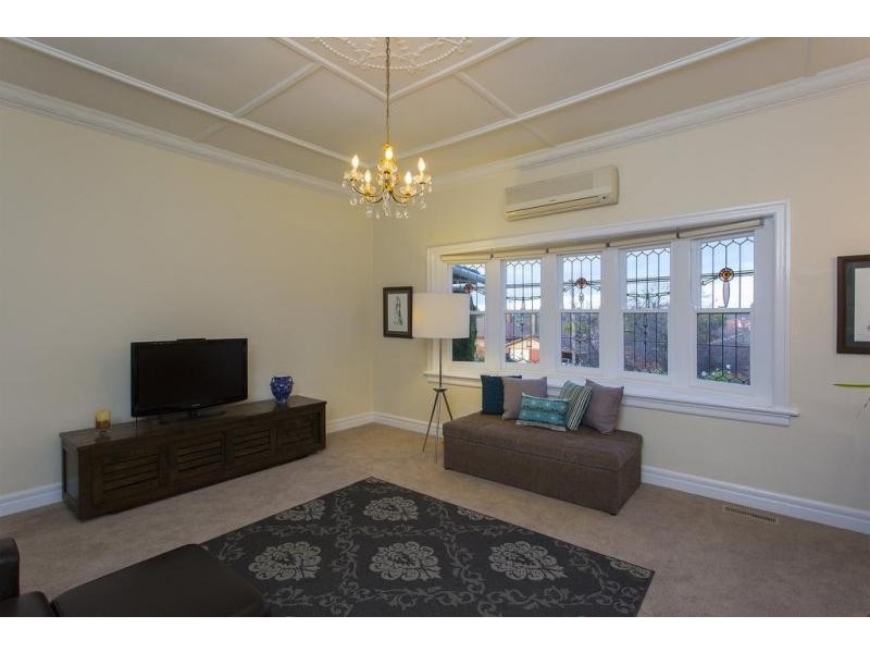 4 Reginald Street, Quarry Hill VIC 3550