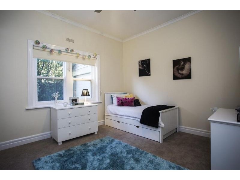 4 Reginald Street, Quarry Hill VIC 3550