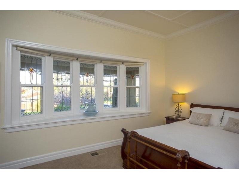 4 Reginald Street, Quarry Hill VIC 3550