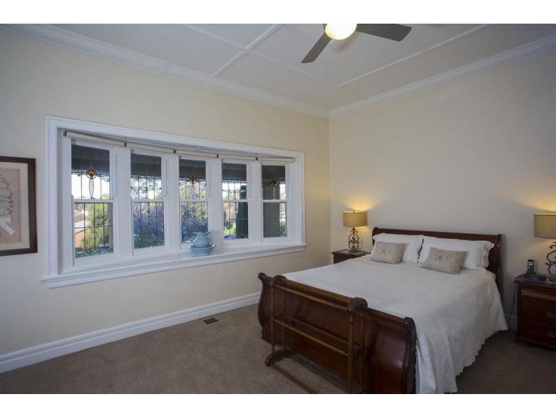 4 Reginald Street, Quarry Hill VIC 3550