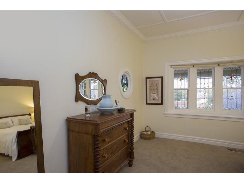 4 Reginald Street, Quarry Hill VIC 3550