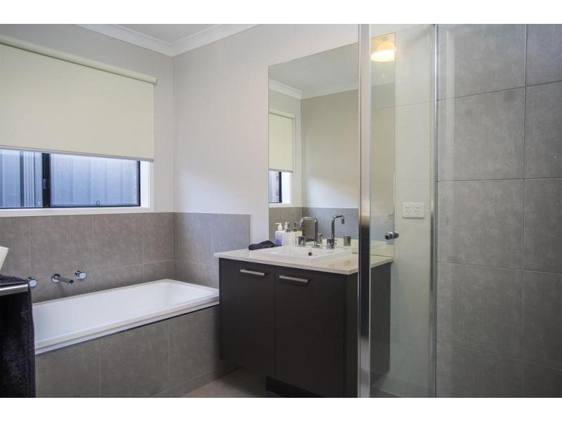 18 Freeman Drive, Kangaroo Flat VIC 3555