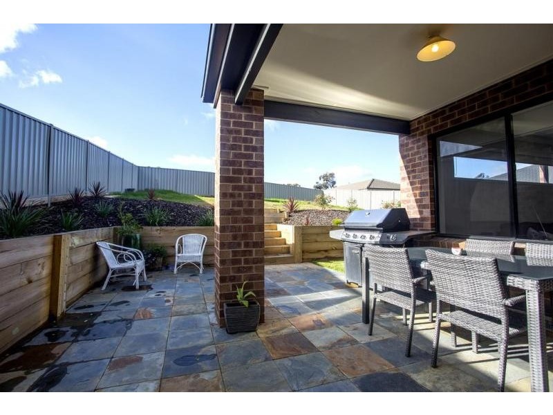 18 Freeman Drive, Kangaroo Flat VIC 3555