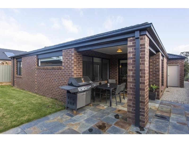 18 Freeman Drive, Kangaroo Flat VIC 3555