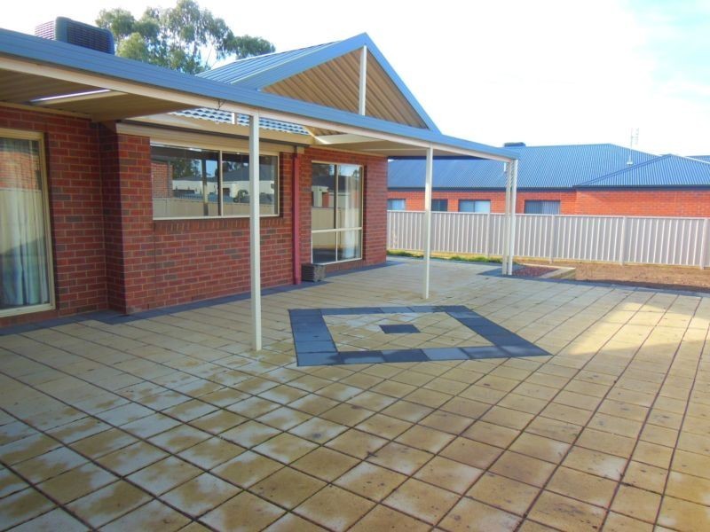 18 Londonderry Way, Epsom VIC 3551