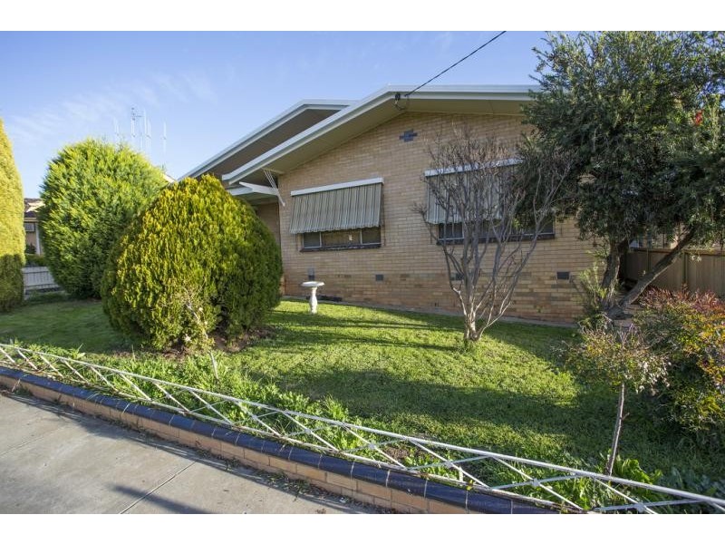 4 McMillan Street, Kennington VIC 3550