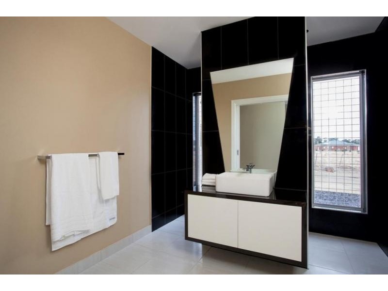 5 Bettys Avenue, Junortoun VIC 3551