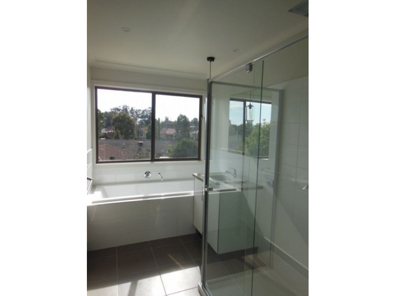 2/3 Leigh Avenue, Kennington VIC 3550