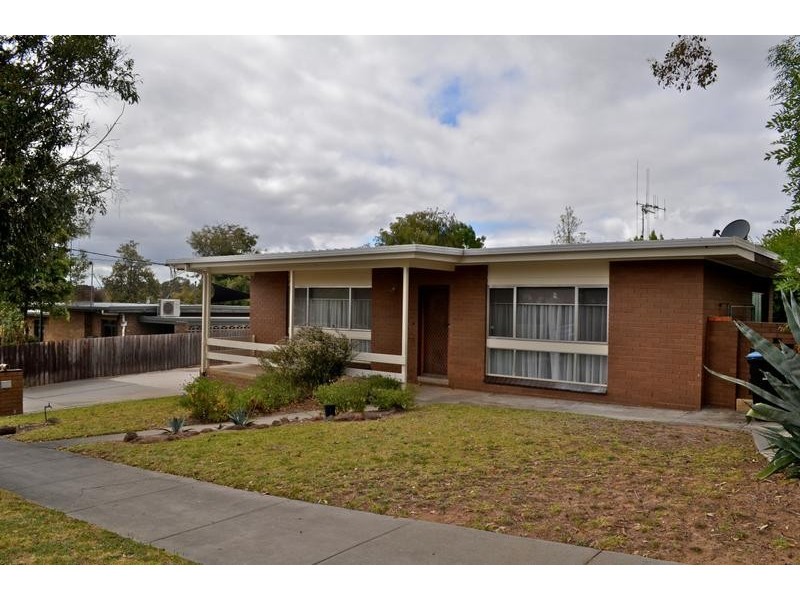 1/3 Park Street, Strathdale VIC 3550