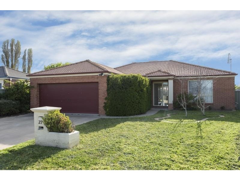 27 Cassandra Crescent, Epsom VIC 3551