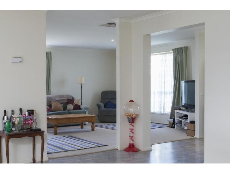 27 Cassandra Crescent, Epsom VIC 3551