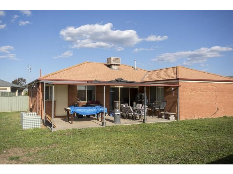 27 Cassandra Crescent, Epsom VIC 3551