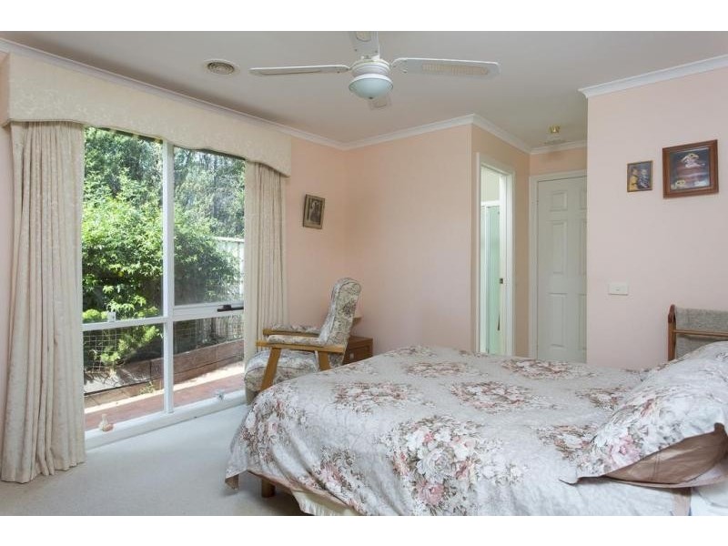 2 Joshua Court, Flora Hill VIC 3550