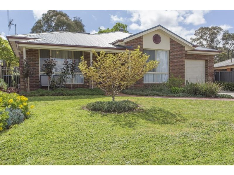 19 Osborne Street, Flora Hill VIC 3550