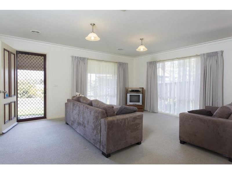 19 Osborne Street, Flora Hill VIC 3550