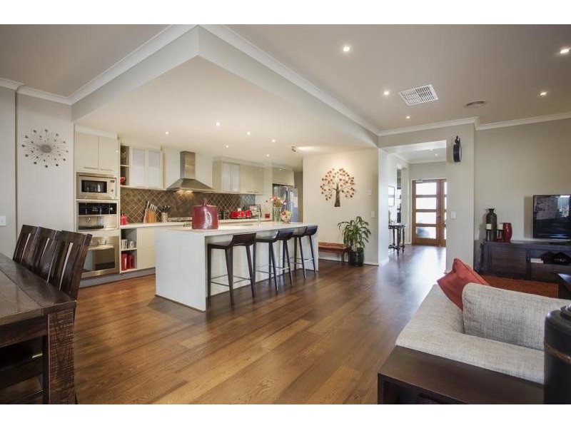 25 Lanark Drive, Junortoun VIC 3551