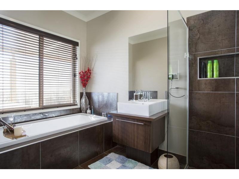 25 Lanark Drive, Junortoun VIC 3551