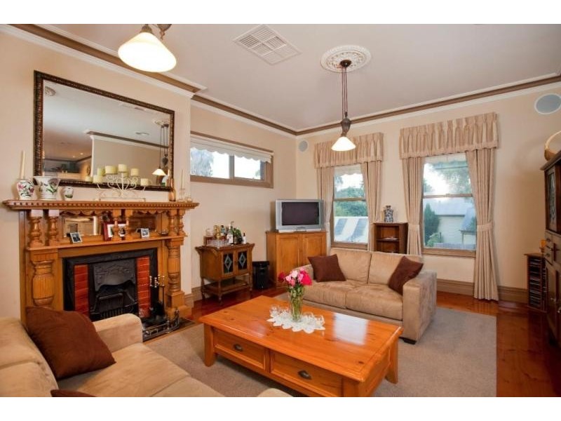 6 Brougham Street, Quarry Hill VIC 3550