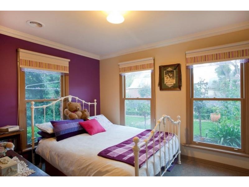 6 Brougham Street, Quarry Hill VIC 3550