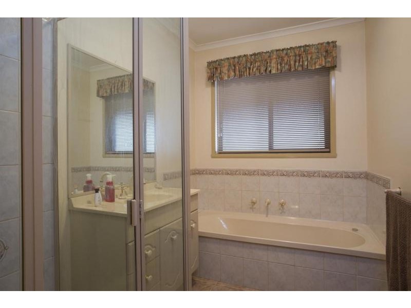 4 Brooke Court, Strathdale VIC 3550