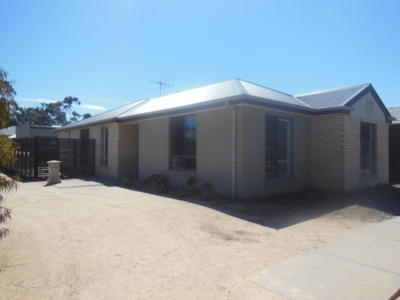 8/4-6 Greenview Circuit, Epsom VIC 3551