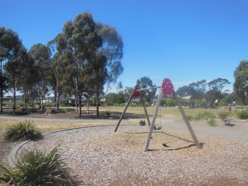 8/4-6 Greenview Circuit, Epsom VIC 3551