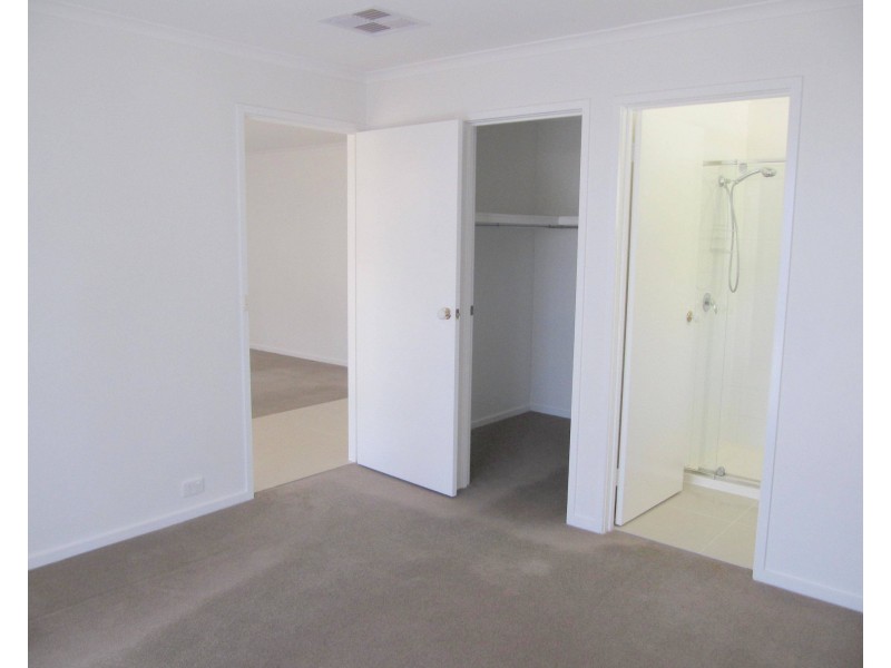 7 Pattison Drive, Kangaroo Flat VIC 3555