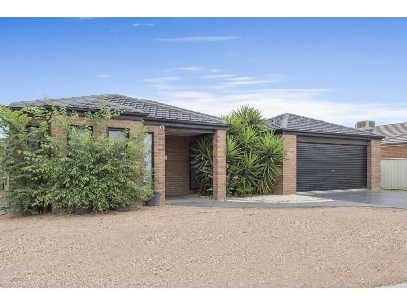 8 Lorikeet Avenue, Epsom VIC 3551