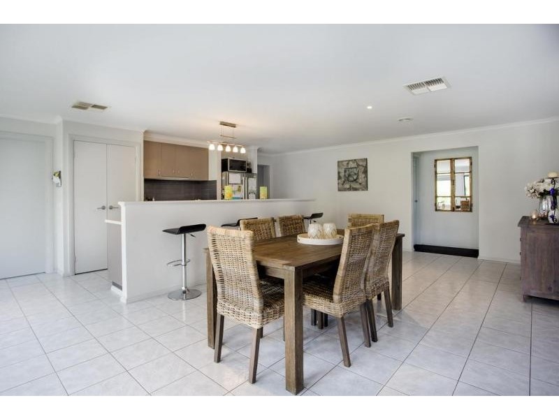 8 Lorikeet Avenue, Epsom VIC 3551