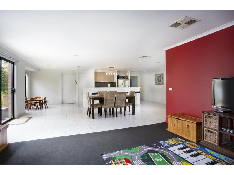 8 Lorikeet Avenue, Epsom VIC 3551