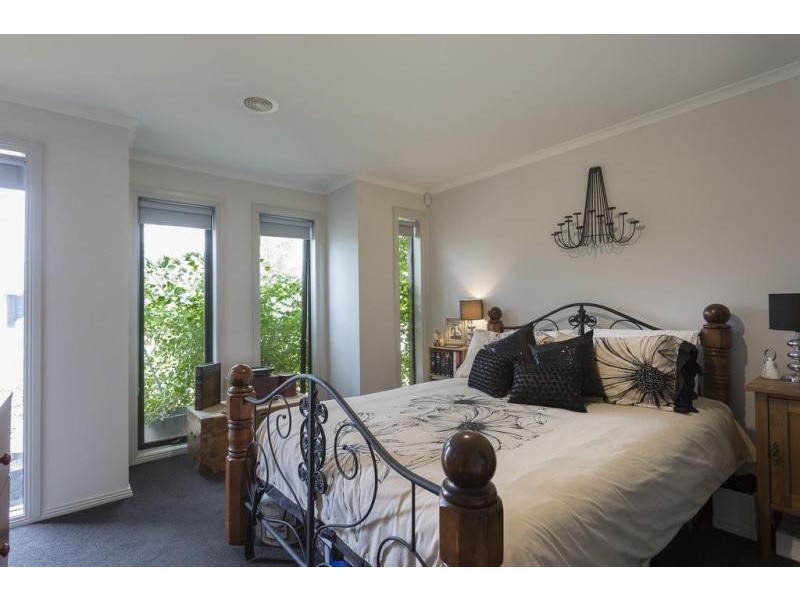 8 Lorikeet Avenue, Epsom VIC 3551