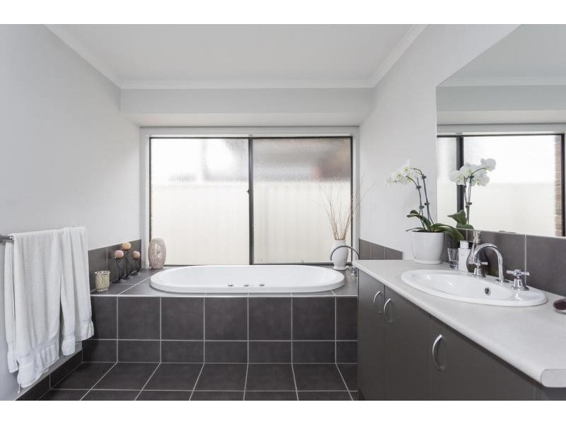 8 Lorikeet Avenue, Epsom VIC 3551