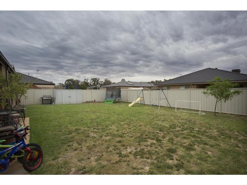 8 Lorikeet Avenue, Epsom VIC 3551
