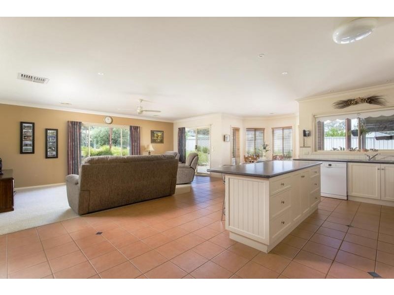 23 Bedarra Court, Maiden Gully VIC 3551