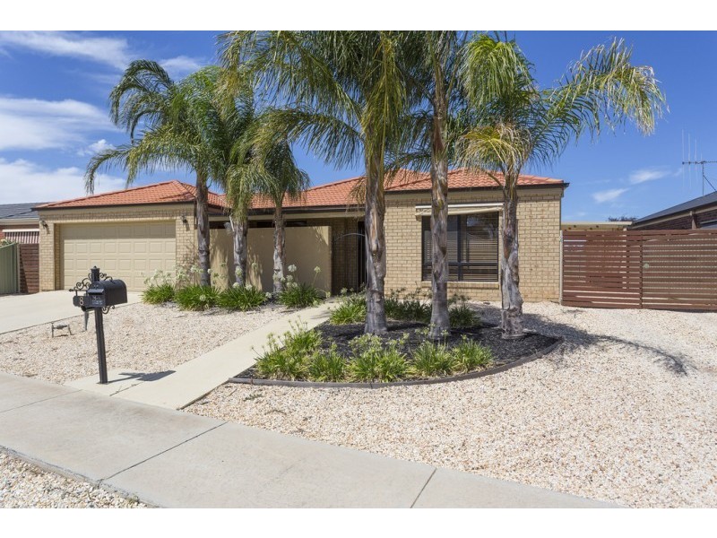 8 Greenfield Drive, Epsom VIC 3551