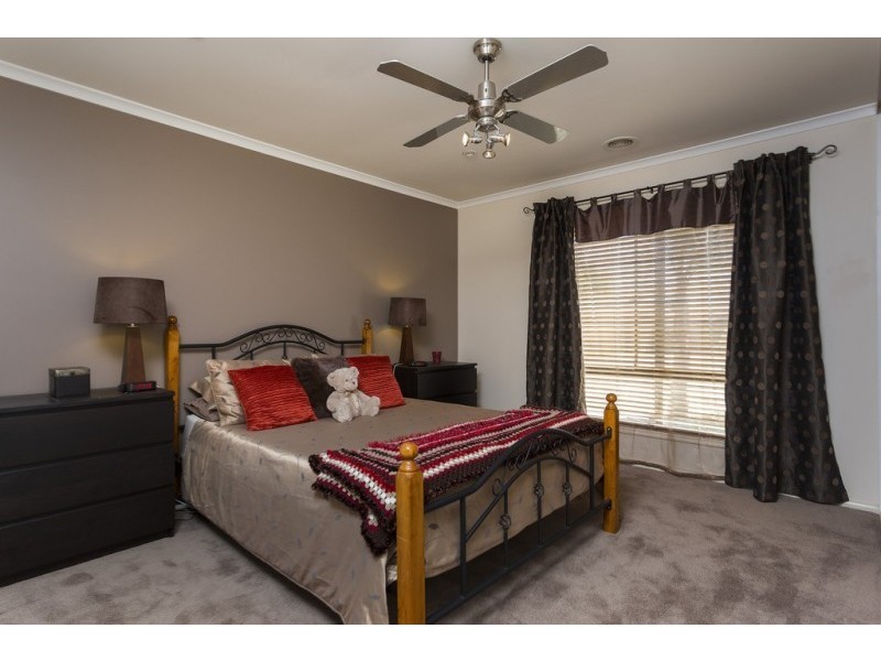 8 Greenfield Drive, Epsom VIC 3551