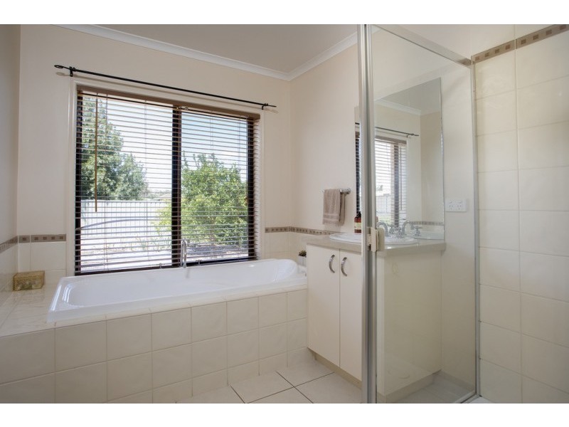 8 Greenfield Drive, Epsom VIC 3551