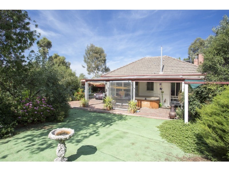 8 Kinross Street, Long Gully VIC 3550