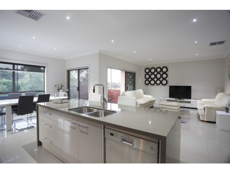 12 Elwood Drive, Strathdale VIC 3550