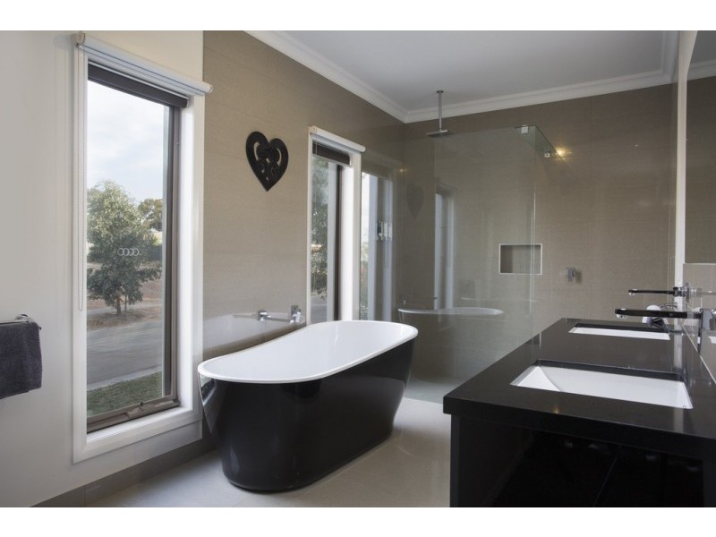 12 Elwood Drive, Strathdale VIC 3550