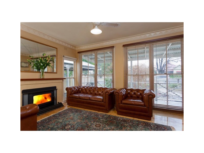 18 Rodney Street, Quarry Hill VIC 3550