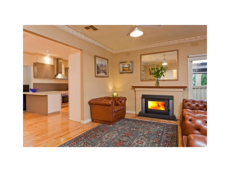 18 Rodney Street, Quarry Hill VIC 3550