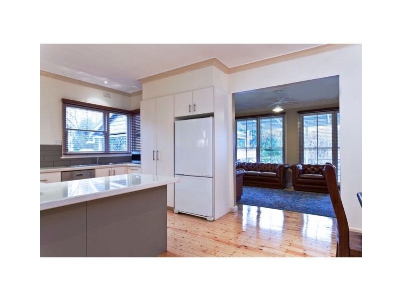 18 Rodney Street, Quarry Hill VIC 3550